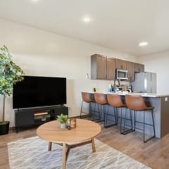 Coffee-Bar Townhome · En-Suites · Garage