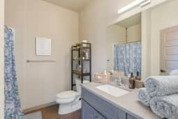 Near CDA Lake · Free Parking · In-Unit Laundry - Image 5