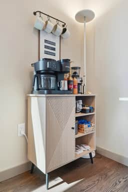 Near CDA Lake · Free Parking · In-Unit Laundry - Image 3