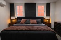 Historic · King Bed · Free Parking - Image 3