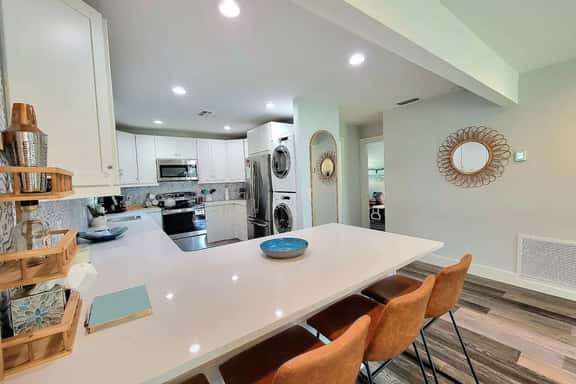 Cozy Cottage · Bright Kitchen · Near Siesta Key - Image 1