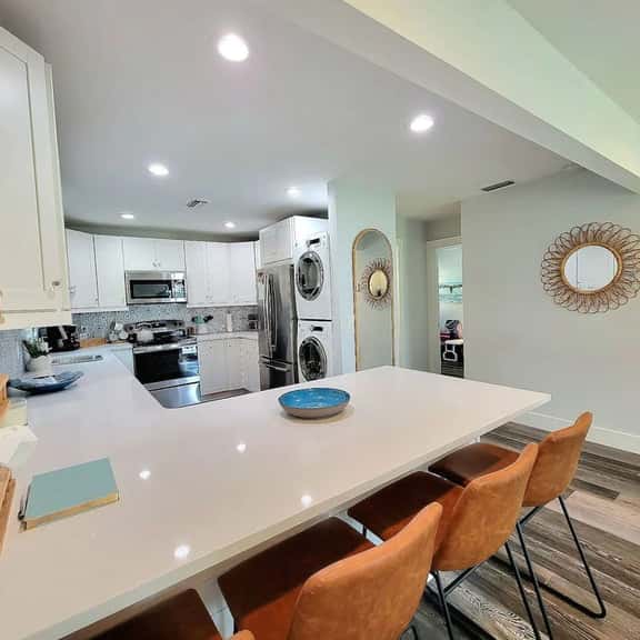 Cozy Cottage · Bright Kitchen · Near Siesta Key - Image 1