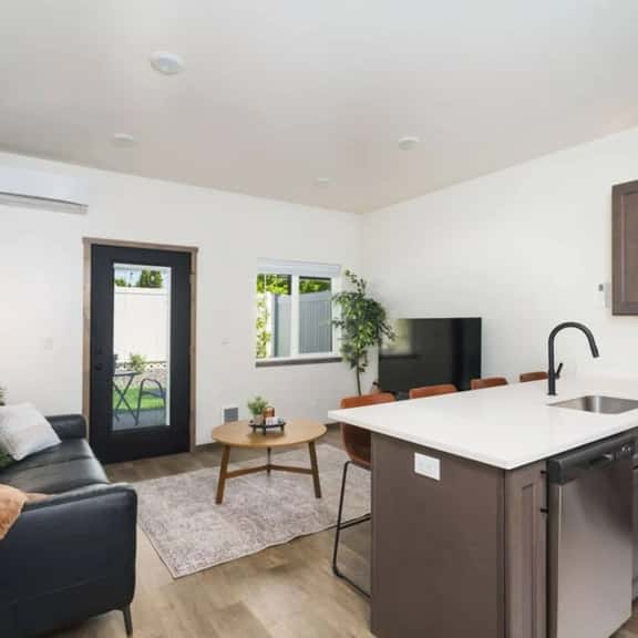 Coffee-Bar Townhome · En-Suites · Guest Favorite - Image 1