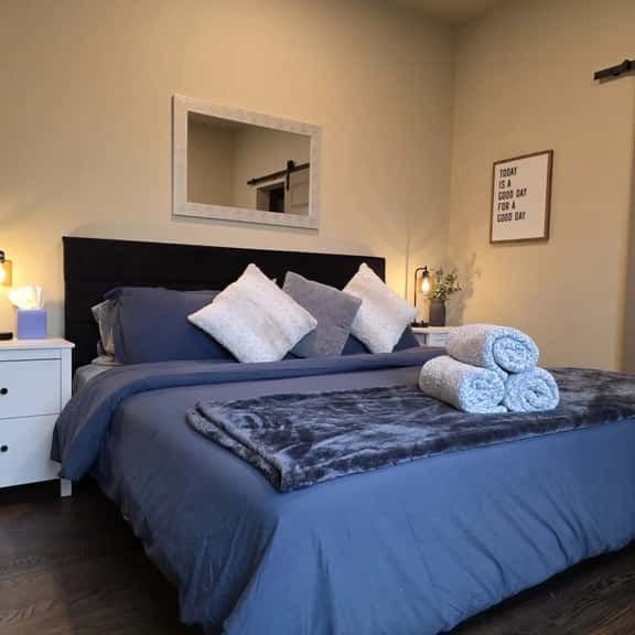 Near CDA Lake · Free Parking · In-Unit Laundry - Image 1