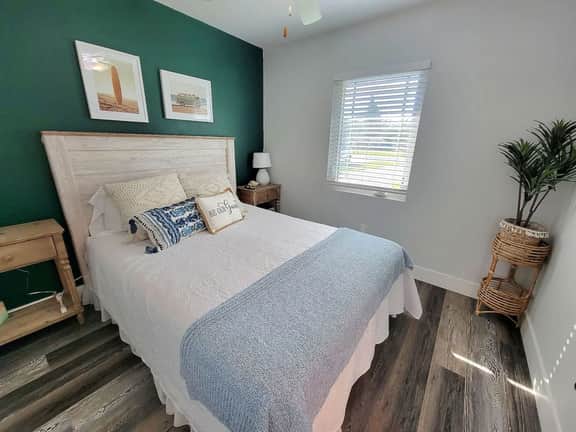 Cozy Cottage · Bright Kitchen · Near Siesta Key - Image 5