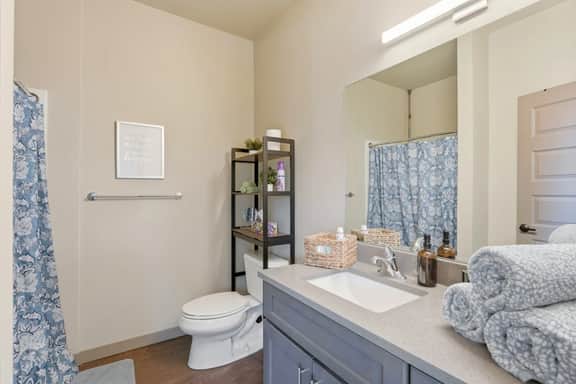 Near CDA Lake · Free Parking · In-Unit Laundry - Image 5
